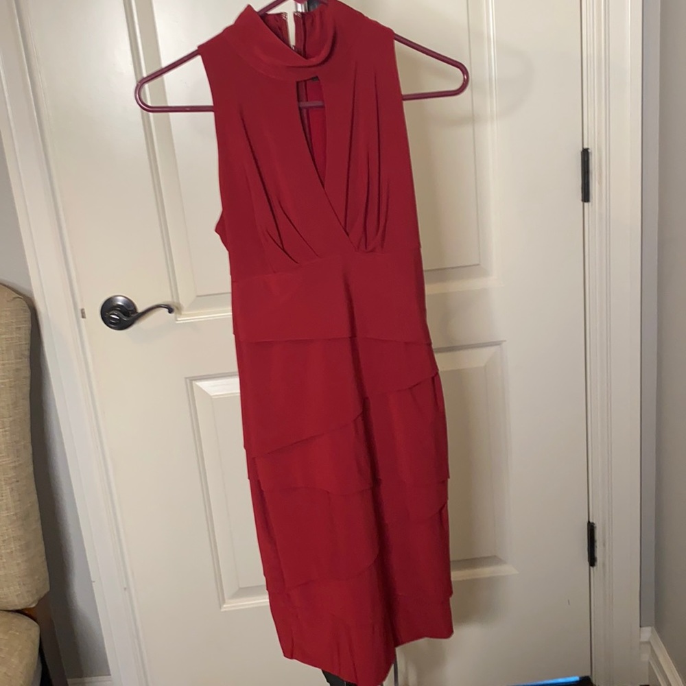 Short sleeve dress with keyhole.